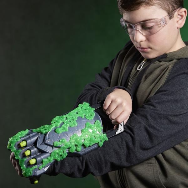 Nerf Blaster Avengers Doomsday Doctor Doom aduce actiunea inspirata din universul Marvel direct in timpul de joaca Blasterul are un design spectaculos inspirat de Doctor Doom si este prevazut cu elemente decorative verzi care creeaza un efect vizual distinct Modelul este conceput pentru jocuri de rol si confruntari imaginative permitand copiilor sa recreeze scene inspirate din Avengers Doomsday sau sa inventeze propriile misiuni Blasterul include 3 proiectile Nerf si este realizat intr-un 