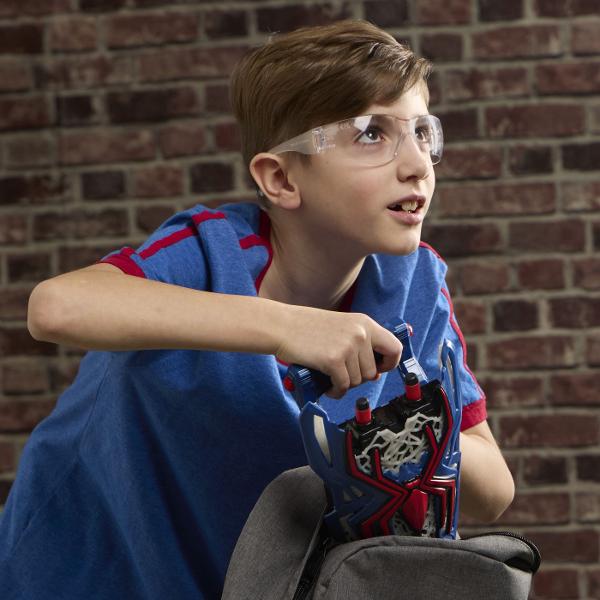 Nerf Blaster Spider Man este o jucarie de actiune inspirata din universul Marvel Spider Man conceputa pentru aventuri dinamice si jocuri de rol pline de imaginatie Blasterul se poarta pe mana si are un design spectaculos inspirat de echipamentul eroului Spider Man permitand copiilor sa recreeze scene de actiune si sa inventeze propriile misiuni Modelul dispune de elemente decorative care stralucesc in intuneric oferind un efect vizual deosebit in timpul jocului Sistemul de lansare permite 