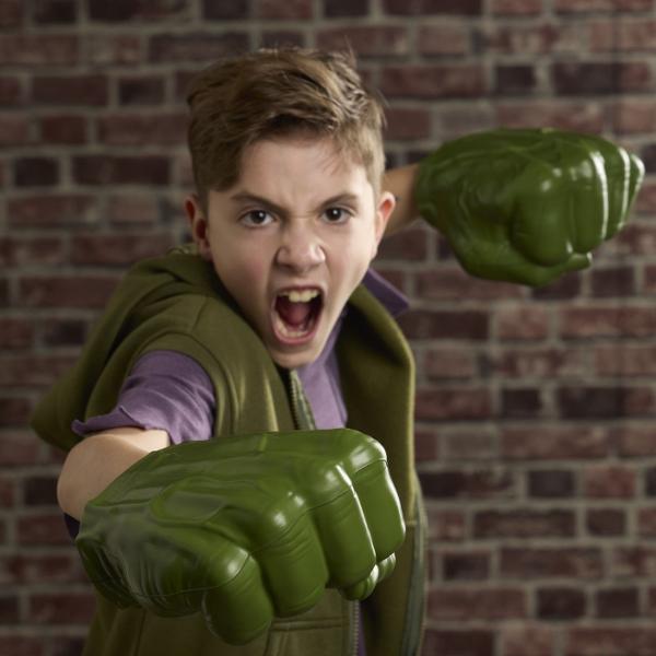 Marvel Spider-Man Pumnii lui Hulk este un set de joaca inspirat de forta impresionanta a lui Hulk conceput pentru copiii care iubesc aventurile cu supereroi si jocurile de rol pline de actiune Setul include doi pumni supradimensionati realizati din material moale cu aspect inspirat de mainile lui Hulk Copiii ii pot purta pentru a recrea scene de lupta si aventuri din universul Marvel sau pentru a inventa propriile povesti de supereroi Designul mare si forma specifica fac jocul spectaculos 