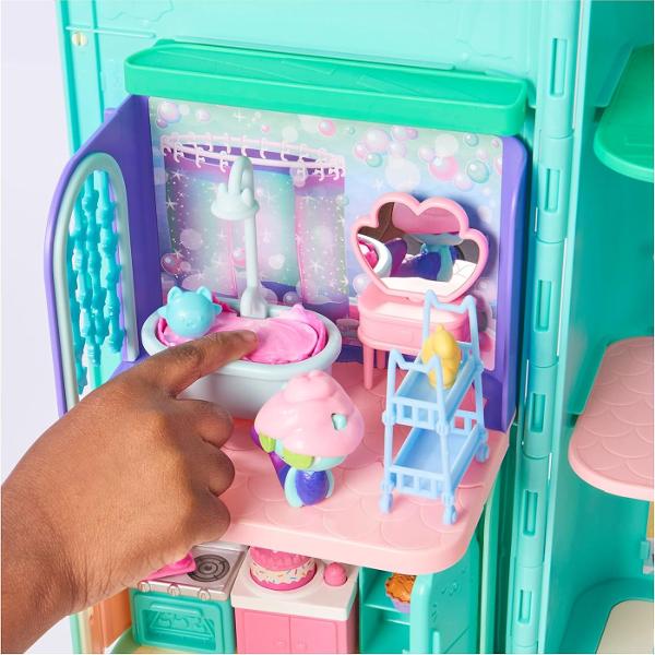 Set camera Deluxe Acest set de joaca magic draguta aduce la viata pentru copii lumea incantatoare a unuia dintre cele mai populare basme Netflix Casa de papusi a lui Gabi Setul include o camera profesionala completa cu o multime de accesorii interesanteCasa de papusi a lui Gabi ii indruma pe copii catre un basm magic unde pot sa o cunoasca pe Gabi si pe prietenii ei &Icircn basm ratacind prin casa lui Gabi ei pot descoperi diferitele camere unde ii asteapta aventuri incitante Casa 