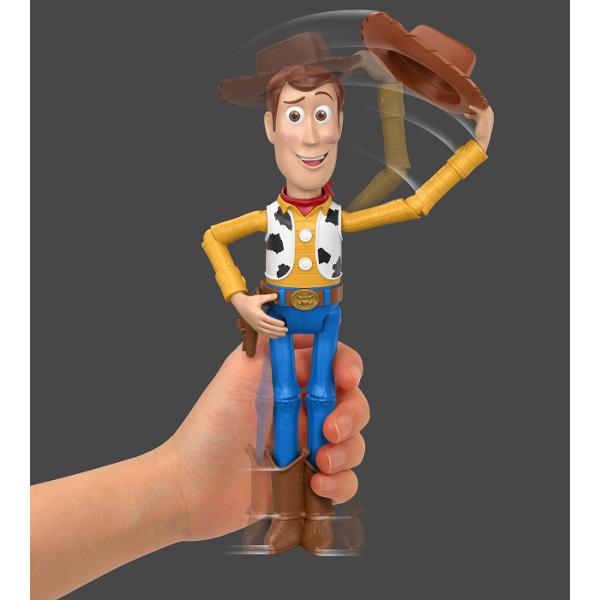 Figurina Woody din Toy Story 5 este inspirata de indragitul cowboy din universul Disney Pixar Figurina are aproximativ 30 cm inaltime si reda tinuta sa clasica cu palarie maro camasa galbena vesta cu imprimeu alb-negru esarfa rosie si cizme de cowboy Figurina este prevazuta cu functie interactiva de tip squeeze care poate fi activata prin apasare adaugand un plus de distractie in timpul jocului Copiii pot recrea scene inspirate din Toy Story 5 si pot inventa propriile aventuri alaturi 
