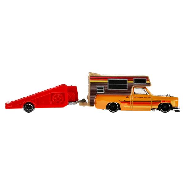Flota Hot Wheels Track este gata de cursa Conceput sa functioneze cu senile Hot Wheels fiecare vehicul este la scara 164 si include o cabina si o remorca cu decoratiuni dragute si o multime de grafica Diferite sortimente sunt disponibile pe tot parcursul anului pentru sortimente tot mai variate Copiii si colectionarii deopotriva isi vor dori propria escadrila personalizata Articole vandute separat Stilurile culorile si decoratiunile pot varia Cu detaliile lor cool si decorurile lor 