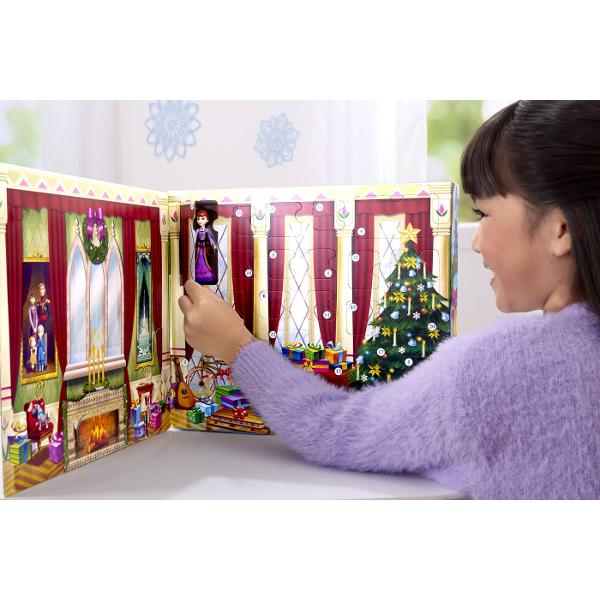 Calendarul de Advent Disney Frozen 2026 aduce magia sarbatorilor mai aproape de cei mici cu surprize inspirate din universul Frozen In spatele celor 24 de ferestre se ascund 3 papusi si 21 de accesorii astfel incat fiecare zi pana la Craciun devine o noua descoperire Copiii pot recrea scene de poveste si isi pot imagina propriile aventuri alaturi de personajele indragite din Frozen Decorul festiv si accesoriile incluse completeaza experienta de joaca si fac din acest calendar un cadou 