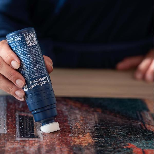 Lipici special pentru fixarea si protejarea puzzle-urilor finalizate Glue And Go Se aplica usor si uniform direct pe suprafata puzzle-ului iar dupa uscare devine transparent si mentine piesele bine unite Este ideal pentru conservarea puzzle-urilor preferate si transformarea acestora in decoratiuni ce pot fi expuse sau pastrate pentru o perioada indelungata