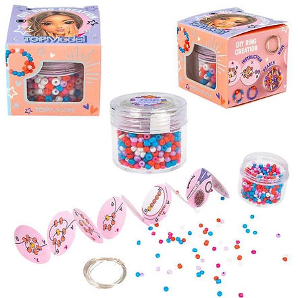 Cu kitul de bijuterii TOPModel&nbsp; va puteti crea propriile inele Kitul contine instructiuni pas cu pas pentru a crea bijuterii si un cod QR pentru un tutorial video Margelele mici si sarma sunt ambalate Intr-o cutie transparenta&nbsp;Disponibil In doua culori - albastru coral alb liliac si roz sau&nbsp;- mov liliac roz alb si galben&nbsp;Nu se poate alege culoare se livreaza in functie de stoc