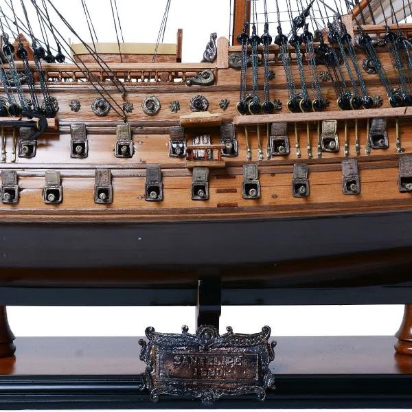 Descoper&259; un model de colec&539;ie impresionant &mdash; o&nbsp;macheta la scar&259; de calitate muzeal&259; a celebrului&nbsp;galeon&nbsp;San Felipe realizat complet manual de me&537;teri pricepu&539;i Construit&259; dup&259; metoda tradi&539;ional&259; &bdquo;plank-on-frame&rdquo; aceast&259; machet&259; evoc&259; m&259;re&539;ia unui galleon spaniol din secolul al XVII-lea cu detalii 