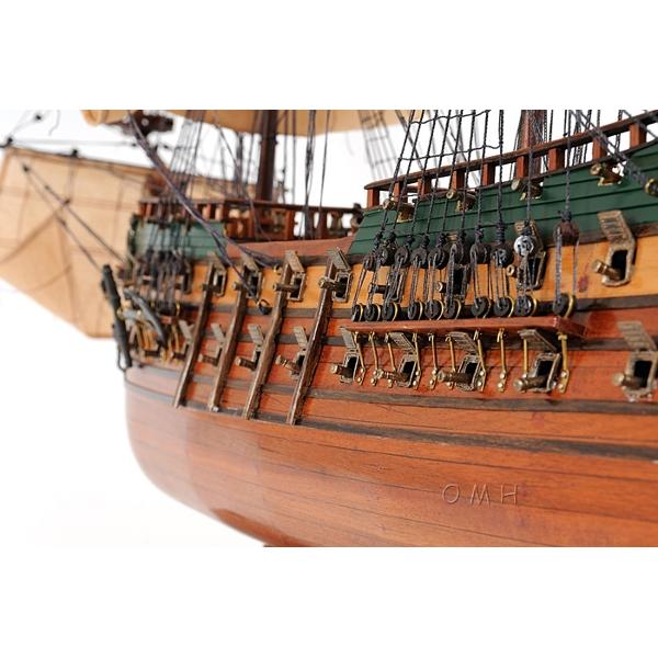 Velier Friesland reproducere la scara realizata manual din lemn de cedru canadianDimensiuni L724  l241  H68cmProdusul este insotit de Certificat de autenticitate&nbsp;Fondata in 1999 Old-Modern Handicrafts  OMH esteun producator de top in domeniul constructiei modelelor la scara a unor salupe nave si veliere representative pentru istoria navalaIncepand cu 