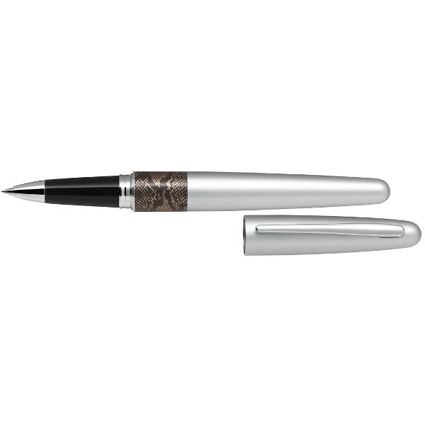 Silueta rafinat&259; a noului Pilot MR - Colec&539;ia cu animale este inspirat&259; de liniile delicate &537;i rotunjite ale unui cocon Moliciunea liniilor fluide este accentuat&259; de o not&259; discret&259; de s&259;lb&259;ticie inelul din mijloc cu motivele sale de animal s&259;lbatic Tigru Alb Leopard Piton Crocodil &537;i &536;op&acirc;rl&259; fiecare din cele 5 motive este disponibil &icirc;n 3 variante de scriere stilou cu cerneal&259; roller cu cerneal&259; 