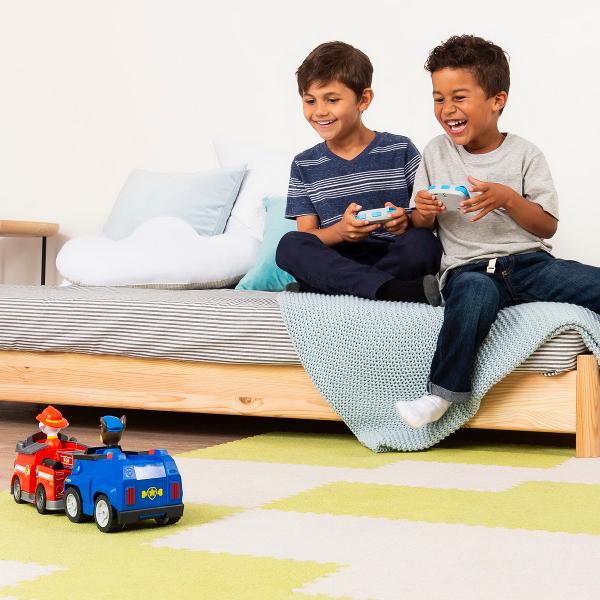 Pregateste-te pentru a intra in actiune cu un nou vehicul controlat Chase Cu acesta fiecare copil se poate simti ca si cum ar participa la o goana nebuna cunoscuta din serialul TV preferat O multime de detalii si o figurina Chase frumoasa la volan vor face aceasta masina de politie controlata cu telecomanda sa va ofere o multime de impresii de neuitat Vehiculul este controlat de un pad foarte usor de manipulat care permite vehiculului sa se intoarca sa mearga inainte si inapoi Este 