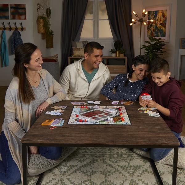 Jocul Monopoly Crooked Cash  Bani Falsi  prezinta un joc clasic Monopoly cu o intorsatura Mr Monopoly Decoder ii ajuta pe jucatori sa gaseasca falsuri Include decodor atunci cand un jucator plateste pentru ceva adversarii pot folosi decodorul pentru a vedea daca au folosit bani falsi Va dezvalui tipare ascunse pentru a determina daca este real Daca este fals puteti pastra banii Carduri de oportunitate fii atent Cardurile pot fi si ele false Un jucator a folosit o carte de 