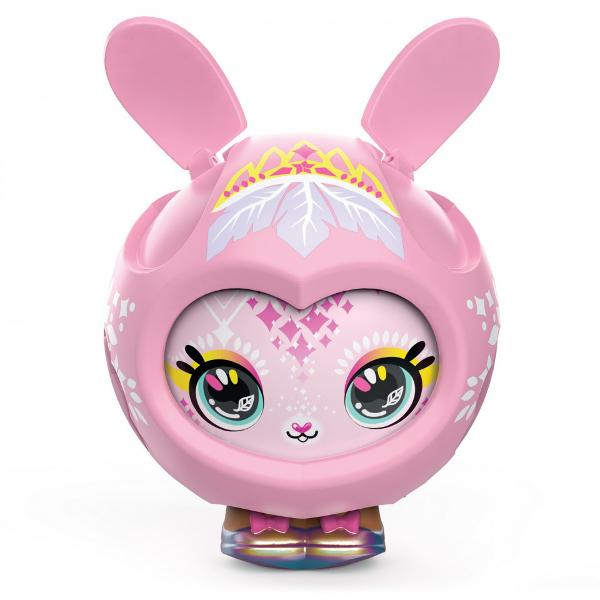 Devino centrul atentiei cu Setul de Joaca Zoobles Multipack Acest set de joaca Z-tastic include Trio-ul exclusiv Diva Ballerina si se transforma dintr-o cutie de depozitare intr-un set de studio de dans pentru figurinele tale Zoobles Scoate capacul si descopera doua figurine adorabile exclusive Zoobles Animals si un Zoobles Z-Girl exclusiva pe care nu o vei gasi altundeva Rastoarna cutia instaleaza fundalul tematic si bucura-te de un spatiu de joaca Capacul cutiei devine intrarea 