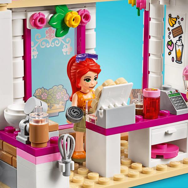 LEGO Friends - Cafeneaua parcului Heartlake City 41426 224 piese  Intalneste-te cu prietenii la Cafeneaua parcului Heartlake City Aseaza-te la masa si asteapt-o pe Mia sa soseasca Uite-o ca vine pe skateboard-ul ei impreuna cu veverita Hazel Stephanie vine sa ia comanda si fireste va fi o gofra in forma de inima specialitatea cafenelei Ajut-o pe Stephanie sa pregateasca mancarea Prepara rapid un nectar de fructe Amesteca aluatul 