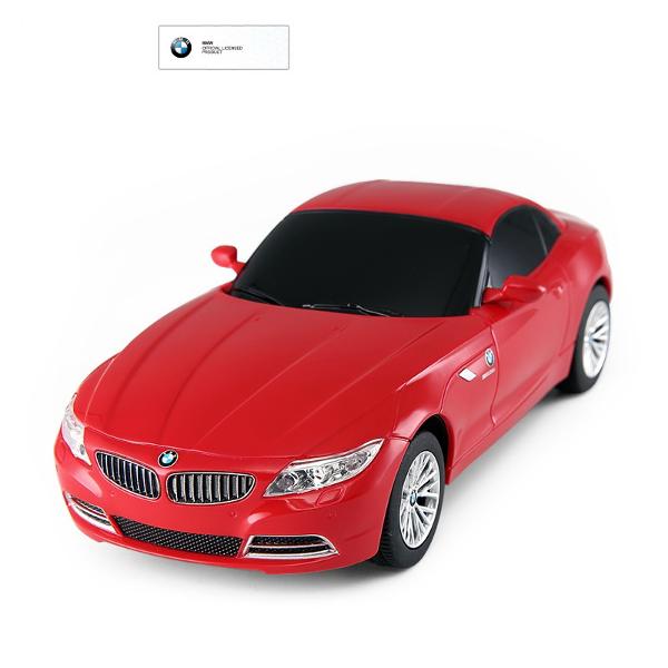 Copilul dumneavoastra se poate juca in voie cu masina cu telecomanda BMW Z4 scara 1 la 24 oferita de brandul international Rastar Nicio cursa nu este imposibil de castigat cu acesta masinuta replica oficiala cu licenta a modelului original construita cu mare atentie la detalii Masinuta are proportiile ideale pentru momente pline de distractie si amuzament avand dimensiunile in centimetri dupa cum urmeaza  1899252Masinuta functioneaza pe frecventa de 24GAlimentarea se face astfel  