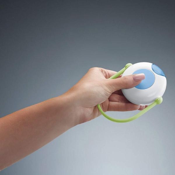 Caruselul cu proiectie ii ofera bebelusului o atmosfera de vis cu stelute luminoase muzica linistitoare si sunete din naturaTrei ursuleti moi din plus se invart deasupra bebelusului captandu-i atentia Prin intermediul proiectiei de pe tavan si a celor trei ursuleti care se invart usor deasupra bebeluslui caruselul ajuta la dezvoltarea vederii acestuiaTelecomanda ii ajuta pe parinti sa reporneasca distractia fara sa-l deranjeze pe bebe Caruselul poate fi utilizat in mai multe moduri pe 