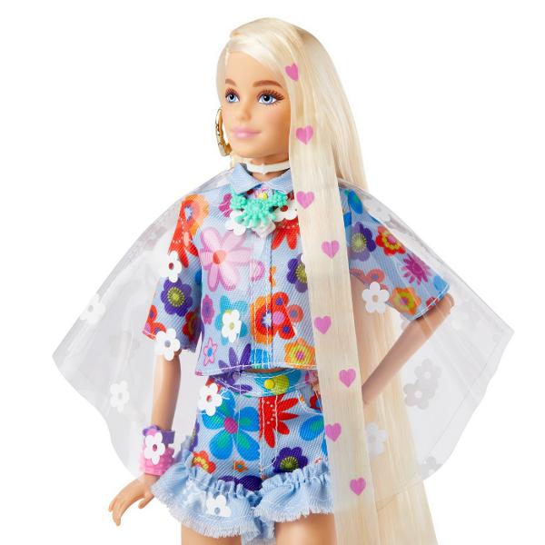 Papusile Barbie&reg Extra etaleaza tinute indraznete si culori vii si iau atitudine Fiecare papusa Barbie&reg are propriul stil jucaus si extravagant Iar animalele lor de companie fiecare diferit si adorabil au si ele o personalitate puternica Barbie&reg Extra permite copiilor sa exploreze exprimarea de sine prin stil si ofera o experienta de moda si stilizare captivanta cu papusi articulate Reprezinta distractie cu moda cu sclipici ursuleti gumati emoji si par distinctiv 