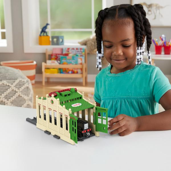 Micii mecanici de locomotiva pot construi propriul depou Tidmouth acasa cu depourile Thomas & Friends™ Connect & Go de la Fisher-Price® Fiecare depou se conecteaza cu usurinta la orice set de sine Thomas & Friends™ este furnizat cu o locomotiva din metal care reprezinta un membru diferit al „Echipei aburilor” si poate fi luat oriunde Seturile de sine se vand separat Colectionati toate depourile Connect & Go si conectati-le pentru a recrea 