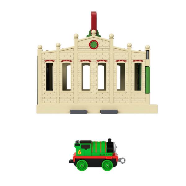 Micii mecanici de locomotiva pot construi propriul depou Tidmouth acasa cu depourile Thomas & Friends™ Connect & Go de la Fisher-Price® Fiecare depou se conecteaza cu usurinta la orice set de sine Thomas & Friends™ este furnizat cu o locomotiva din metal care reprezinta un membru diferit al „Echipei aburilor” si poate fi luat oriunde Seturile de sine se vand separat Colectionati toate depourile Connect & Go si conectati-le pentru a recrea 