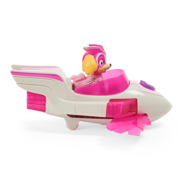 Eroii Paw Patrol acum in varianta Deluxe Fiecare catelus este conceput pentru a reflecta o anumita profesie pompier ofiter de politie sau constructor Cand sunt probleme in orasul lor acesti catelusii se grabesc sa o rezolve fie ca este vorba de o pisicuta blocata intr-un copac sau de un tren deraiat acestia gasesc intotdeauna o rezolvare Acest set contine personajul Skye