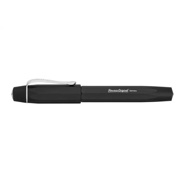 Stilou Original Black Chrome 060 KawecoKaweco Original impresioneaz&259; prin liniile sale elegante &537;i designul clar În special aspectul mat al suprafe&539;ei creeaz&259; o exclusivitate pronun&539;at&259; Designul purist al instrumentelor de scris se armonizeaz&259; minunat cu corpul solid din aluminiu elementele cromate &537;i o anodizare foarte rezistent&259; la 