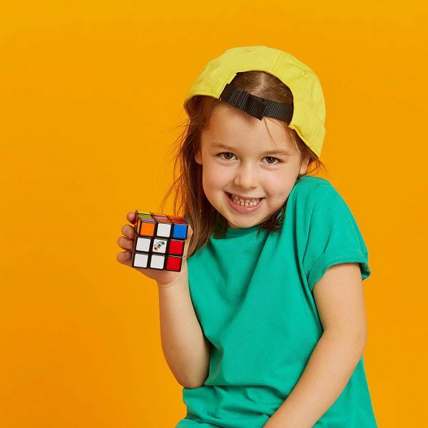 Cubul Rubik este versiunea 3x3 a celebrului cub Rubik Cubul lui Rubik este un joc problema de tip puzzle Clasicul pentru strategii este un cub truc pentru promovarea gandirii spatiale Scopul jocului este de a aduce cubul in pozitia sa de baza Adica culorile laturilor trebuie sa ofere o culoare uniforma Un mecanism de pivoti permite rotirea independenta a fiecarei fete si astfel amestecarea culorilorPentru rezolvarea jocului fiecare fata trebuie sa aiba o singura culoare