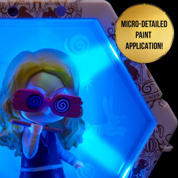 Fiecare personaj este situat in propriul POD in forma de hexagon cu lumini UV si senzor IR incorporat Pur si simplu miscati mana peste senzor pentru a lumina WOW-ul POD-ul Misca-ti mana in fata POD-ului pentru a-l lumina si a dezvalui pictograme ascunse in spatele WOWPod-ului Lumina se stinge automat dupa 30 de secunde Conectati-le in cateva secunde Colectia ta poate lua diferite forme si avea in fiecare zi alt look Limita e doar de imaginatia ta Puteti chiar sa va scrieti numele sau 