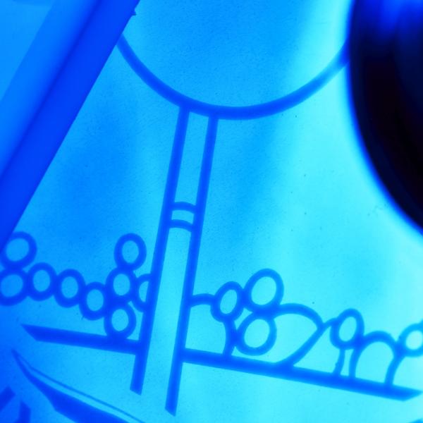 Fiecare personaj este situat in propriul POD in forma de hexagon cu lumini UV si senzor IR incorporat Pur si simplu miscati mana peste senzor pentru a lumina WOW-ul POD-ul Misca-ti mana in fata POD-ului pentru a-l lumina si a dezvalui pictograme ascunse in spatele WOWPod-ului Lumina se stinge automat dupa 30 de secunde Conectati-le in cateva secunde Colectia ta poate lua diferite forme si avea in fiecare zi alt look Limita e doar de imaginatia ta Puteti chiar sa va scrieti numele sau 