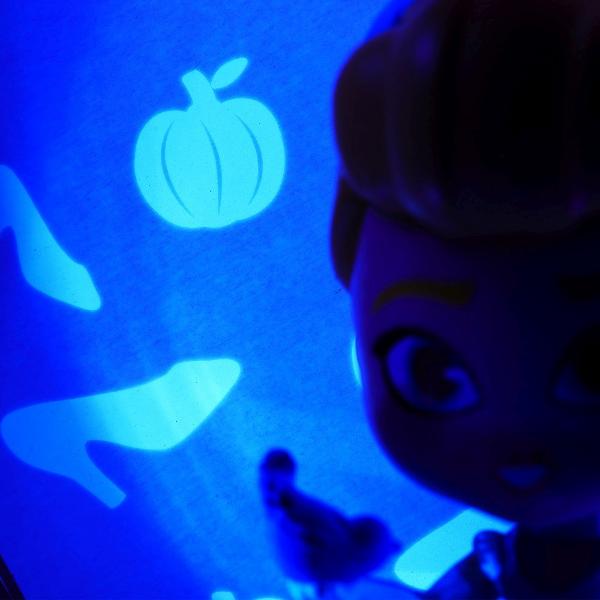 Fiecare personaj este situat in propriul POD in forma de hexagon cu lumini UV si senzor IR incorporat Pur si simplu miscati mana peste senzor pentru a lumina WOW-ul POD-ul Misca-ti mana in fata POD-ului pentru a-l lumina si a dezvalui pictograme ascunse in spatele WOWPod-ului Lumina se stinge automat dupa 30 de secunde Conectati-le in cateva secunde Colectia ta poate lua diferite forme si avea in fiecare zi alt look Limita e doar de imaginatia ta Puteti chiar sa va scrieti numele sau 