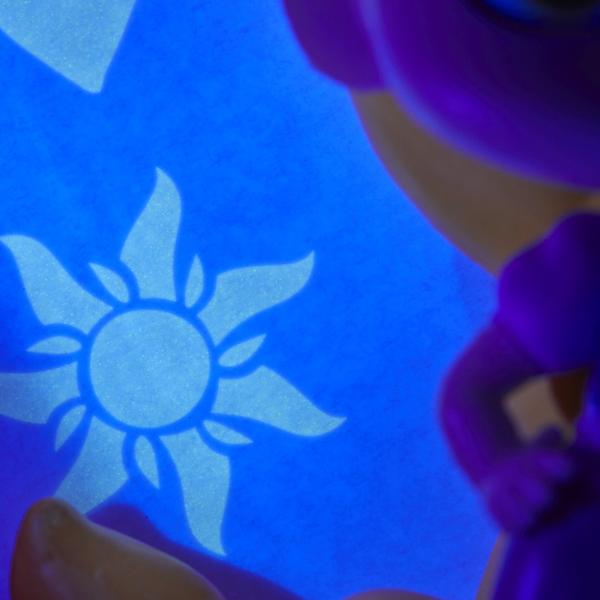 Fiecare personaj este situat in propriul POD in forma de hexagon cu lumini UV si senzor IR incorporat Pur si simplu miscati mana peste senzor pentru a lumina WOW-ul POD-ul Misca-ti mana in fata POD-ului pentru a-l lumina si a dezvalui pictograme ascunse in spatele WOWPod-ului Lumina se stinge automat dupa 30 de secunde Conectati-le in cateva secunde Colectia ta poate lua diferite forme si avea in fiecare zi alt look Limita e doar de imaginatia ta Puteti chiar sa va scrieti numele sau 