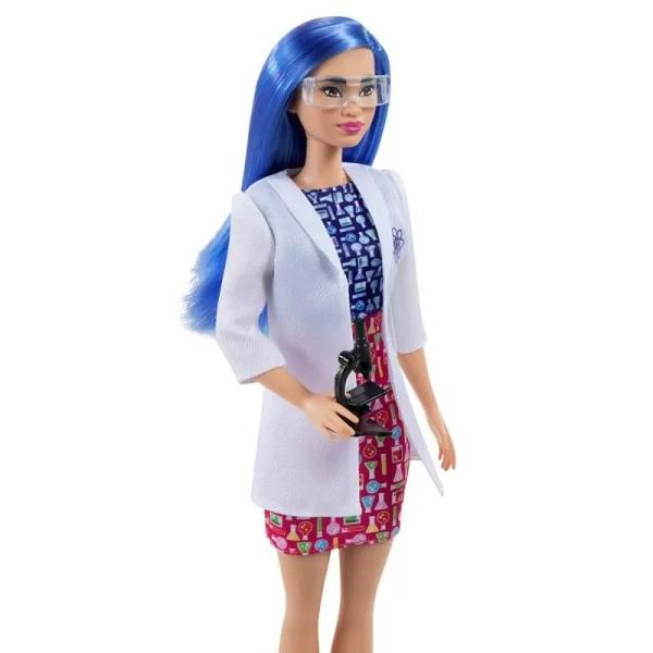Explorati o lume a distractiei cu stiinta cu papusa om de stiinta Barbie Cand fetele se joaca cu Barbie isi imagineaza tot ce pot deveni iar cele care adora tot ce tine de stiinte descoperire si experimente pot fi oameni de stiintaPapusa om de stiinta Barbie® are par albastru colorat si poarta o rochie cu imprimeu cu blocuri colorate un halat alb de laborator cu model de sigla inspirat de stiinta ochelari si pantofi cu talpa plata albastri De asemenea include un 