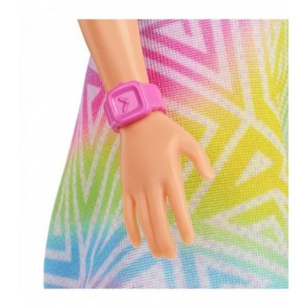 Fashionistas este una dintre cele mai indragite colectii Barbie oferind o gama larga de papusi cu diferite stiluri si accesorii introducand conceptul de diversitate si acceptare in randul fetelor Aceasta colectie include papusi cu diferite tipuri de siluete tonuri de piele culori de ochi si par astfel fetele nu se vor plictisi niciodata si isi vor gasi papusa asemanatoare stilului lorPapusile au stilul lor propriu inspirat de ultimele tendinte din moda si vin cu o tinuta 