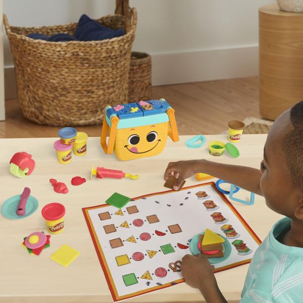 Ploaie sau soare setul de inceput Picnic Shapes este un set de picnic perfect pentru copii pentru oricand Vine cu 12 instrumente de pornire 6 culori Play-Doh si un cos de picnic de jucarie care depoziteaza instrumentele Pe masura ce copiii exploreaza forme de baza cum ar fi patrate cercuri si triunghiuri isi pot folosi imaginatia si pot stivui acele forme in sandvisuri Play-Doh Fie ca este primul lor set de start Play-Doh sau un cadou pentru copiii de 3 ani in sus lasa-i sa descopere 