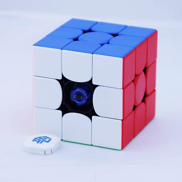 Seria de caracteristici surprinzatoare continua GAN face din cuberi speedcuberi Alegand produsele GAN &8203;alegi cel mai de succes brand de cuburi din lume Noul Gan 356M este un speedcube stickerless magnetizat din fabrica si ofera caracteristici premium rivalizand cu cele mai cunoscute si performante cuburi GAN Versiunea standard vine cu 3 setari suplimentare de GES GAN 356 M are un nou design care a fost optimizat pentru magnetizare un sistem de elasticitate nou si imbunatatit GES 