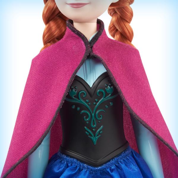 Faceti cunostinta cu aceste papusi de moda inspirate din indragitele filme Disney Frozen Fiecare papusa articulata este prezentata in aspectul ei din film si are parul moale care poate fi periat Fanii le pot colecta pe toate si pot recrea aventuri magice in Arendelle si nu numai Fiecare papusa se vinde separat in functie de disponibilitate Papusile nu pot sta singure in picioare sau sezut Culorile si decoratiunile pot varia Acest pachet contine o papusa Anna cu codite