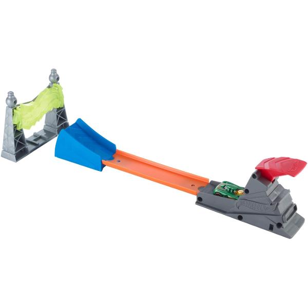 Acest sortiment ofera joc simplu si clasic Hot Wheels cu masini emblematice pista portocalie ultra-cool si un lansator Copiii pot sari cu masinile peste surubul de electricitate cu turnul electric pot lansa pentru a sari flacara pot merge in bucla sau pot sparge un flip cu patru optiuni diferite de cascadorii Cat de sus cat de departe cat de repede vor merge Patru seturi diferite cu caracteristici unice ofera un joc plin de entuziasm si o actiune captivanta Fiecare set se conecteaza 