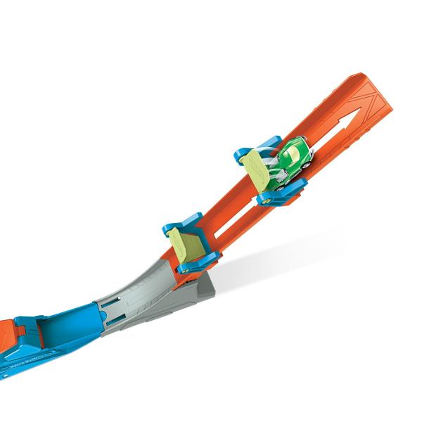 Acest sortiment ofera joc simplu si clasic Hot Wheels cu masini emblematice pista portocalie ultra-cool si un lansator Copiii pot sari cu masinile peste surubul de electricitate cu turnul electric pot lansa pentru a sari flacara pot merge in bucla sau pot sparge un flip cu patru optiuni diferite de cascadorii Cat de sus cat de departe cat de repede vor merge Patru seturi diferite cu caracteristici unice ofera un joc plin de entuziasm si o actiune captivanta Fiecare set se conecteaza 
