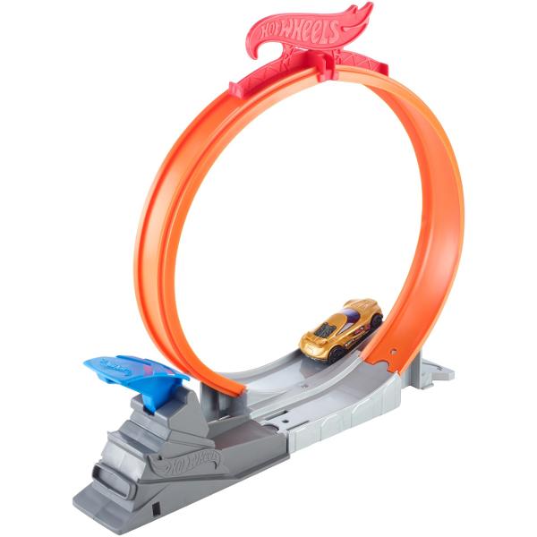 Acest sortiment ofera joc simplu si clasic Hot Wheels cu masini emblematice pista portocalie ultra-cool si un lansator Copiii pot sari cu masinile peste surubul de electricitate cu turnul electric pot lansa pentru a sari flacara pot merge in bucla sau pot sparge un flip cu patru optiuni diferite de cascadorii Cat de sus cat de departe cat de repede vor merge Patru seturi diferite cu caracteristici unice ofera un joc plin de entuziasm si o actiune captivanta Fiecare set se conecteaza 