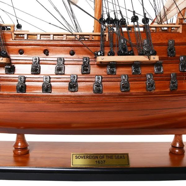 Descoper&259; un model de colec&539;ie impresionant — o macheta la scar&259; de calitate muzeal&259; a celebrei cor&259;bii HMS Sovereign of the Seas Cu o lungime de aproximativ 51 cm acest model este realizat manual cu m&259;iestrie de artizani pricepu&539;i care folosesc planuri originale &537;i fotografii istorice pentru a 