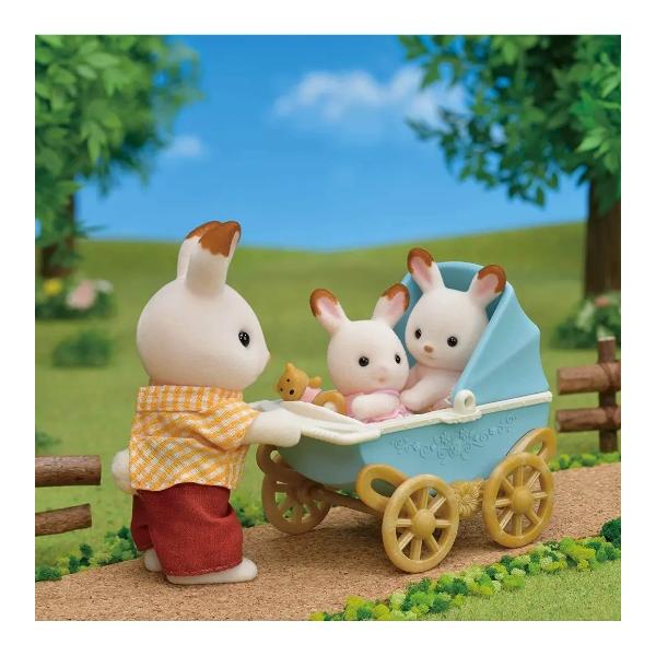 Sylvanian Families este o colectie emblematica de figurine cu personaje din lumea animalelor Comunitatea Sylvanian gazduieste diferite familii de animale incepand cu iepuri pisici veverite pana la ursi ca&539;ei elefanti etc Lumea Sylvanian cuprinde diferite modele de case scoli magazine care sunt interconectate intre ele si unde fiecare spatiu poate fi umplut cu nenumarate accesorii si elemente de recuzita cum ar fi mobilier autoturisme locuri de 