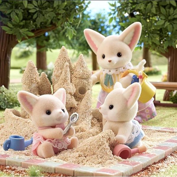 Setul de Figurine Sylvanian Families - Gemenii Vulpite Fennec este format din cei doi frati gemeni Tara Fennec si Rocco Fennec Bucuria cea mai mare a lui Tara este atunci cand merge sa vaneze comorile ingropate Fie ca este pe plaja sau in curtea de acasa Tarei ii place sa dezgroape comorile ascunse de sora ei mai mare JasmineRocco adora sa se joace in groapa cu nisip Este locul lui preferat de joaca 