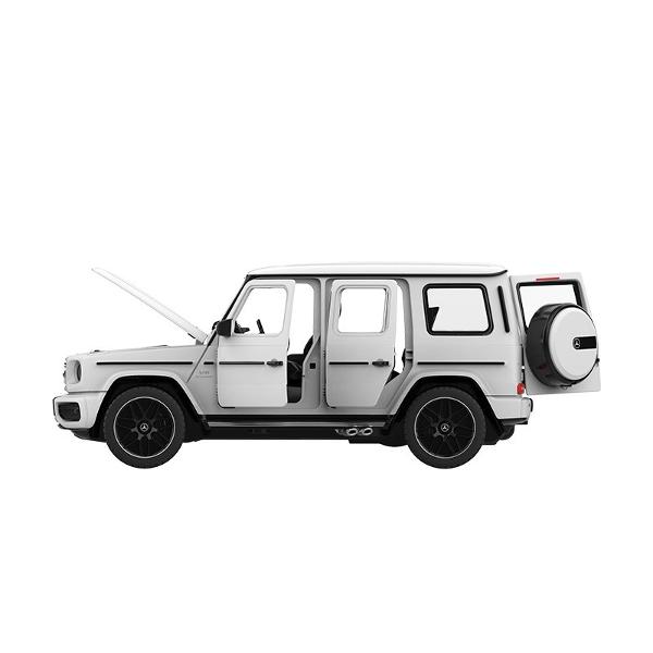 Masinuta are proportiile ideale pentru momente pline de distractie si amuzament avand dimensiunile in centimetri dupa cum urmeaza  199585 Masinuta metalica MERCEDED BENZ AMG G63 scara 1 la 32 are anvelope de cauciuc si un design detaliat interior-exterior realizat din material metalic turnat cu accesorii realizate din material plastic portiere de calitate superioara Copilul dumneavoastra se poate juca in voie cu masina metalica MERCEDED BENZ AMG G63 oferita de brandul international 