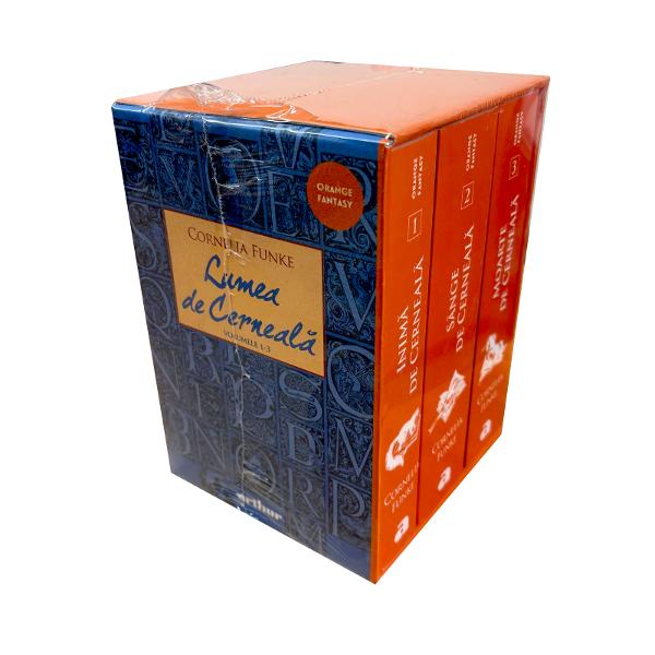 „Trilogia Corneliei Funke este o dovad&259; c&259; cititul scrisul &537;i povestitul pot cu adev&259;rat s&259; schimbe lumea“ KidsReadsPachetul con&539;ine volumele Lumea de cerneal&259; 1 Inim&259; de cerneal&259; Când cite&537;te cu voce tare Mo poate s&259; dea via&539;&259; personajelor din c&259;r&539;i Meggie fiica lui de doisprezece ani a mo&537;tenit acest dar de la el Pe 