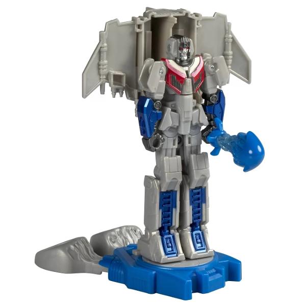 Experimentati originile epice ale robotilor legendari Transformers cu aceste figurine de actiune Transformers One Battling Robots Aceasta figurina Sentinel Prime de 115cm se transforma din modul robot in modul jet Cybertronian in 3 pasi cu o conversie simpla perfecta pentru fanii Transformers cu varsta de 6 ani si peste Asezati figurina de actiune pe baza de lupta si glisati fantele pentru degete pentru miscari interesante de actiune Figura are cap brate si picioare articulate pentru 