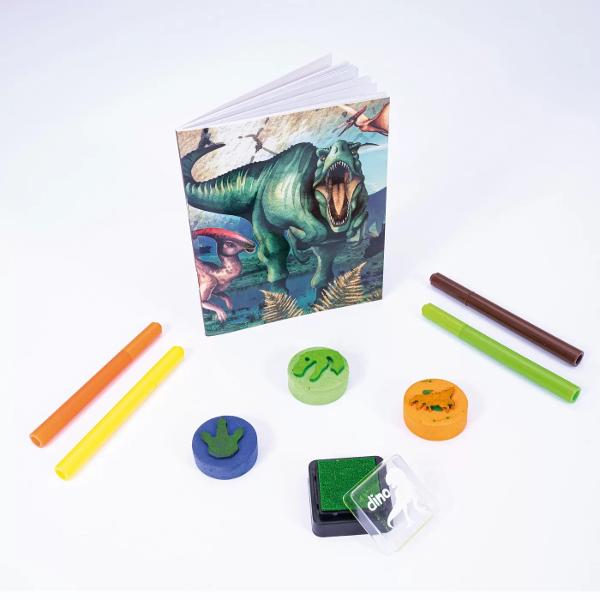 AS Set de desen de buzunar cu design de dinozauri format din 3 elemente diferite Coloreaza si razuie Bloc de colorat cu 24 de pagini preimprimate 2 pagini de razuit 4 mini markere 1 betisor pentru razuit 2 pagini cu autocolante lucioase Fara murdarie Bloc de colorat cu 12 pagini preimprimate 1 marker cu apa Set de stampile Bloc de colorat cu 6 pagini preimprimate si 10 pagini goale 4 mini markere 3 stampile 1 rezervor de cerneala