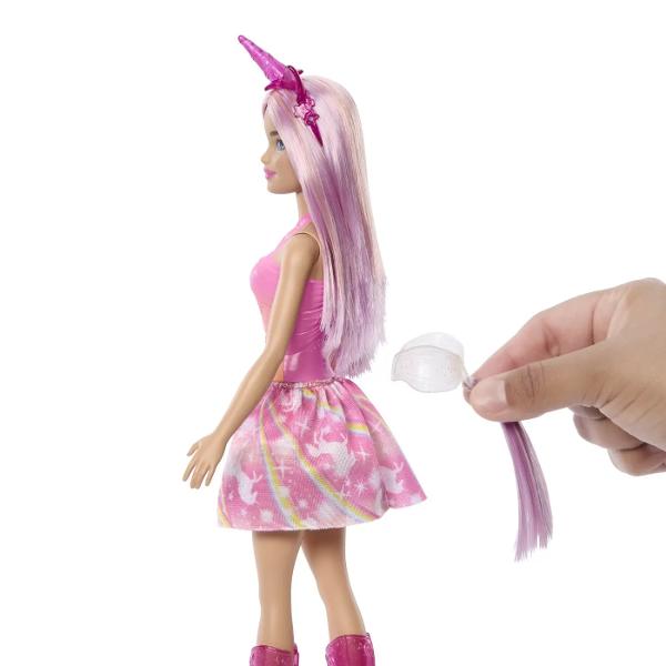 Papusile Barbie Unicorn sunt magie pura Fiecare este un curcubeu de culoare cu par fantezie tinute pastelate si accesorii stralucitoare inspirate de unicorn Oricat de incantatoare poate fi aceste papusi Barbie vor inspira povesti magice de aventura pentru copiii cu varsta de la 3 ani in sus Fiecare se vinde separat in functie de disponibilitate Papusile Barbie nu pot sta singure Culorile si decoratiunile pot varia Exploreaza un taram fantastic al aventurii cu aceasta colectie de vis 