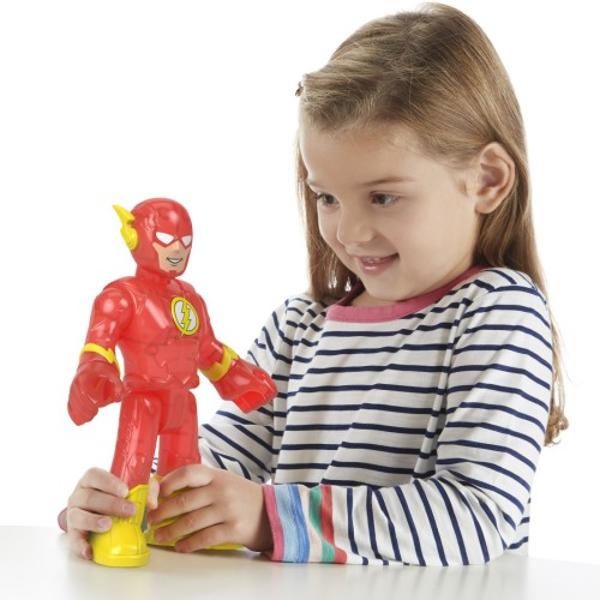 Tinerii fani ai lui Batman isi pot duce luptele DC Super Hero versus DC Super-Villain la culmi epice cu aceasta figurina imaginext® DC Super Friends The Flash XL de la Fisher-Price® Avand o inaltime de 25cm si avand gatul umerii picioarele si incheieturile complet mobile aceasta jucarie The Flash foarte mare le permite copiilor sa isi joace propriile aventuri pretinse rautacioase in Gotham City si nu numai Silueta foarte mare Imaginext® care prezinta iconicul DC 