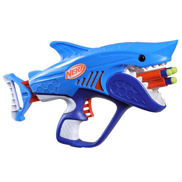 Blasterele Nerf Junior Wild sunt concepute cu caracteristici speciale usor de folosit astfel incat copiii sa se poata bucura singuri de aventuri cu lansare de sageti Nerf Blasterele sunt usor de tinut au dimensiuni perfecte pentru mainile micute si sunt usoare astfel incat copiii sa le poata folosi in jocurile in aer liber din curte Designul cu incarcare prin partea din fata usureaza introducerea sagetilor iar lansarea este simpla gratie manerelor cu cea mai mica forta de tragere dintre 