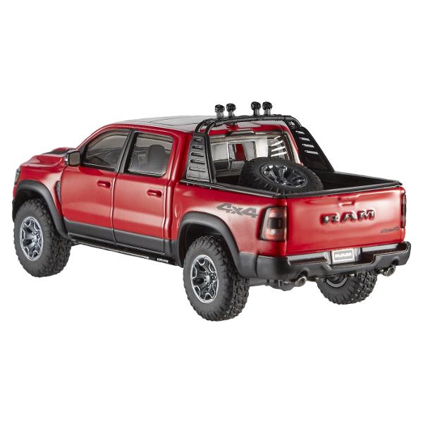 Aceasta colectie de masini premium Hot Wheels&reg prezinta modele la scara 143 care nu ar trebui sa lipseasca din nicio colectie de colectionari adulti si pasionati de masini din intreaga lume Gama include modele cu licenta oficiala pe care colectionarii le plac cu caroserii metalice si anvelope Real Riders&trade pentru un finisaj perfect Fiecare se vinde separat in functie de disponibilitate Culorile si aspectul produsului pot varia Acest pachet contine masinuta Ram 4x4