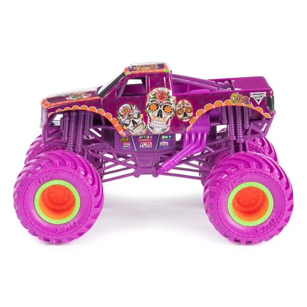 Du la alt nivel jocul Monster Jam cu noul camion monstru oficial la scara 124 Monster Jam Cu mai multe detalii si grafica ca pana acum aceasta replica autentica intruchipeaza stilul si mandria masinilor reale Anvelopele oficiale de cauciuc BKT ofera o tractiune mai mare astfel incat sa iti poti duce camionul pe noi culmi &Icircn plus un sistem de suspensie complet nou si functional absoarbe mai bine impactul astfel incat sariturile inalte cu prabusiri si cele care zdrobesc 