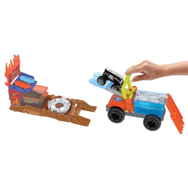 Actiunea de schimbare a culorii este in flacari cu setul de joc Hot Wheels Monster Trucks Arena Smashers Color Shifters 5-Alarm Rescue Copiii conduc Color Shifters HW 5-Alarm inclus in rezervorul de apa rece ca gheata al unei platforme detasabile pentru a initia prima schimbare de culoare inainte de a tinti spre un zid de flacari din spatele unei tribune Loviti locul zdrobitor si 5-Alarm se prabuseste in tribune cele doua masini zdrobibile incluse si Monster Truck cad in apa foarte calda si 