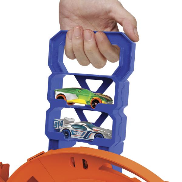 Concureaza cu doua masini Hot Wheels pe piste una langa alta efectueaza sarituri de cascadori si scapa din zona de coliziune pentru a fi primul care termina circuitul  aceasta pista reuneste toata actiunea si distractia curselor si cascadoriilor Include de asemenea doua vehicule la scara 164